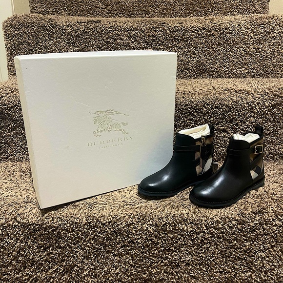 Burberry Mini Richardson KIDS size US 10.5/EU 27 BLACK- new never used.